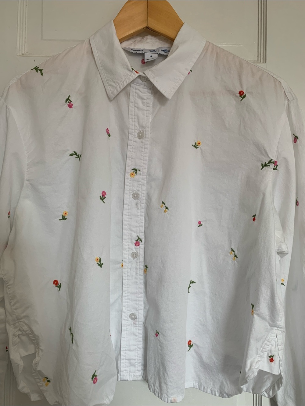 3 for $20 😍 Old Navy Cropped Button-Down Shirt with Tiny Floral Embroidery